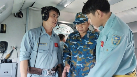 Trực thăng Quân đội hỗ trợ tìm kiếm 3 người mất tích ở đảo Lý Sơn