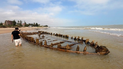 Tàu gỗ nghi tàu cổ lộ diện sau bão số 13 ở Hội An