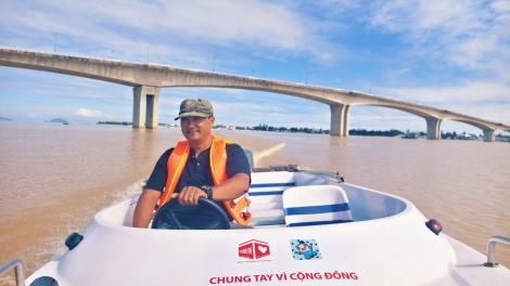 Điểm tựa giữa dòng lũ dữ: Những bước chân tình nguyện