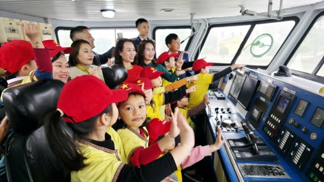 Hải đội 102 tổ chức hoạt động trải nghiệm, giáo dục truyền thống cho học sinh