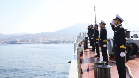 Tàu 015-Trần Hưng Đạo cập cảng Kure, bắt đầu thăm xã giao Nhật Bản