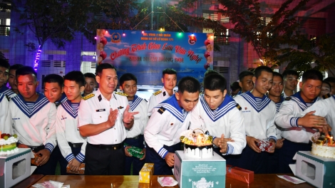 Sinh nhật ấm áp tình đồng đội