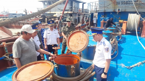 Cảnh sát biển 3 bắt giữ tàu vận chuyển dầu DO trái phép trên vùng biển phía Nam 