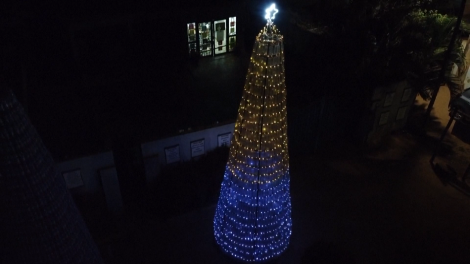 Những cây thông Noel từ rác thải nhựa thắp sáng thông điệp xanh giữa lòng Accra