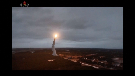 Ông Kim Jong Un thị sát vụ thử nghiệm phóng tên lửa tầm xa