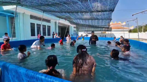 Cần Thơ: Thiết thực từ lớp dạy bơi cho trẻ em ở vùng nông thôn