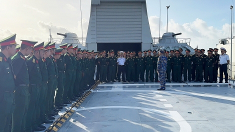 Học viên Trường sĩ quan Lục quân 2 nghiên cứu thực tế tại Lữ đoàn tàu mặt nước chiến đấu hiện đại
