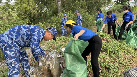 Vùng Cảnh sát biển 3 tham gia làm sạch môi trường tại địa bàn đóng quân
