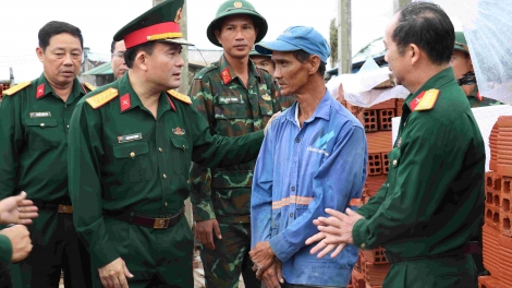 Bộ Tư lệnh Quân khu 5 tặng quà, động viên lực lượng giúp Nhân dân xây dựng nhà