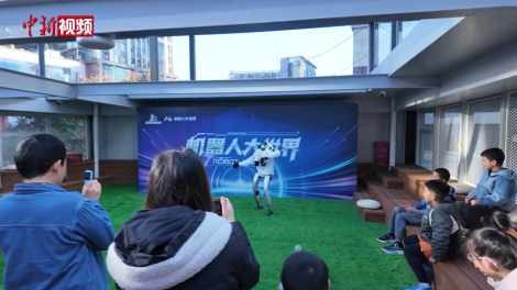 Trung Quốc khai trương siêu thị robot trí tuệ hiện thân đầu tiên tại Thành Đô