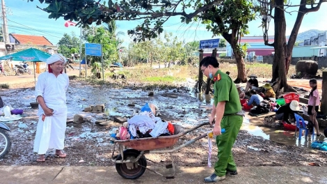 Hỗ trợ bà con dân tộc Chăm, tỉnh Lâm Đồng khắc phục hậu quả sau lũ