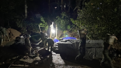 "Chiến dịch Quang Trung": Bộ đội xuyên mưa, xuyên đêm dựng lại nhà giúp nhân dân vùng lũ