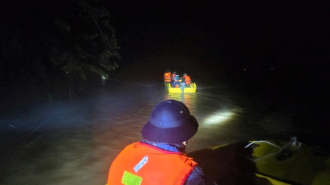 Chiến Hải quân dầm mình giúp nhân dân trong mưa lũ 