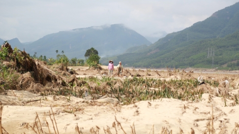 Nhà sập xuống sông, ruộng vùi trong cát: Người dân hạ du Vu Gia gượng dậy sau mưa lũ