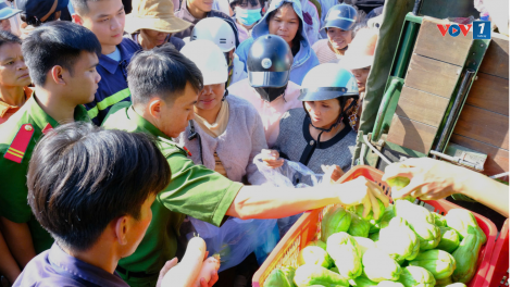 Công an Lâm Đồng gửi gần 34 tấn rau tới người dân vùng lũ Khánh Hoà