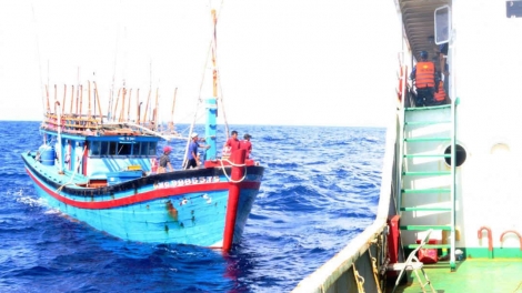 Vùng 3 Hải quân sát cánh cùng ngư dân bám biển, vươn khơi