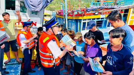 “Cảnh sát biển đồng hành với ngư dân”-xây dựng thế trận lòng dân trên biển