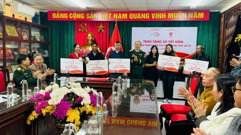 Trao sổ tiết kiệm cho thân nhân 16 gia đình liệt sĩ