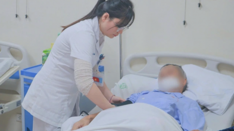 Vỡ túi phình động mạch chủ bụng và rơi vào nguy kịch, người đàn ông 71 tuổi được cứu sống ngoạn mục