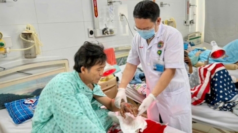 Giữ lại bàn tay cho nam công nhân sau ca tai nạn nghiêm trọng