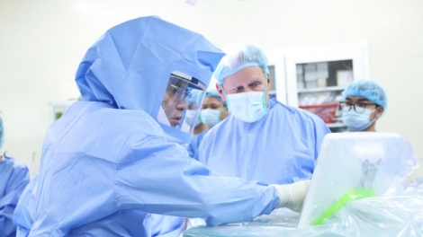 Lần đầu tiên Việt Nam ứng dụng robot trong phẫu thuật thay khớp gối toàn phần