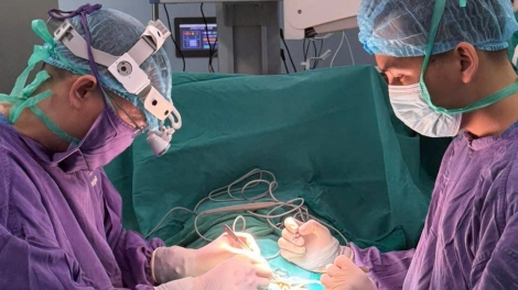 Bụng to bất thường, phát hiện ung thư tinh hoàn lạc chỗ kích thước lớn  trong ổ bụng