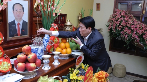 Chủ tịch nước Lương Cường thắp hương tưởng nhớ các đồng chí nguyên lãnh đạo Đảng, Nhà nước