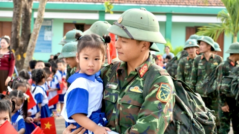 Hoàn thành "Chiến dịch Quang Trung": Bộ đội rời vùng lũ, nghĩa tình còn ở lại