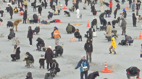 Du khách bất chấp giá rét tham gia lễ hội câu cá trên băng ở Hàn Quốc