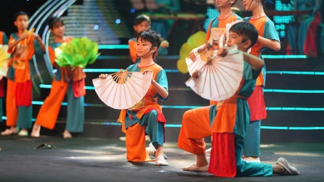 Khi tiếng ca trẻ thơ ngân vang "Với Đảng vẹn toàn niềm tin yêu"