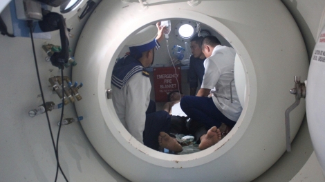 Bệnh xá đảo Song Tử Tây cấp cứu kịp thời ngư dân bị giảm áp do lặn sâu