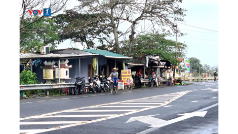 Đường gom Quốc lộ 49 (Huế)  bị “bóp” do hộ dân tái chiếm mặt bằng