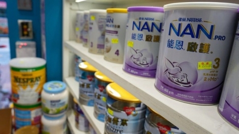 Singapore thu hồi sữa công thức chứa độc tố của Nestlé và Dumex