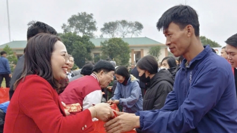 Chương trình "Chung vị Tết Việt - Gắn kết muôn miền”