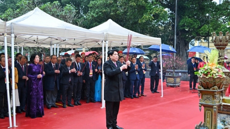 Chủ tịch nước Lương Cường cùng đại biểu kiều bào dâng hương tại Tượng đài Lý Thái Tổ