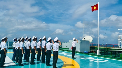 Nhà giàn DK1 chào cờ sáng đầu năm mới, sẵn sàng chiến đấu cao