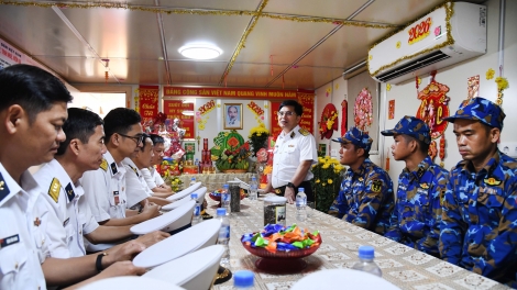 Tư lệnh Vùng 5 Hải quân động viên Tàu 627 lên đường làm nhiệm vụ trực Tết