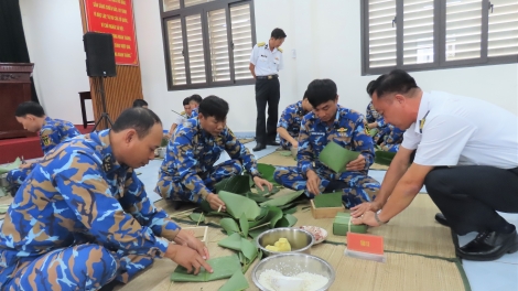 Lữ đoàn 171 Hải quân tổ chức Hội thi gói bánh chưng dịp Tết Bính Ngọ