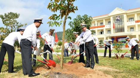 Hưởng ứng “Tết trồng cây”: Vùng 3 Hải quân trồng mới hơn 2.500 cây các loại