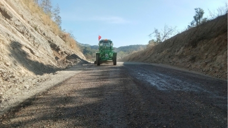 Các phương tiện lưu thông bình thường qua đèo Đại Ninh trên Quốc lộ 28B