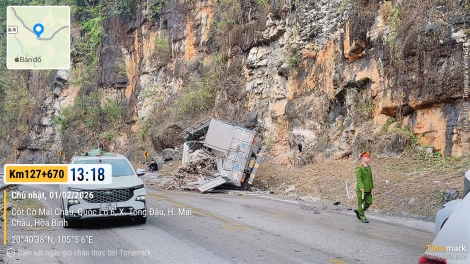 Phú Thọ: Không làm chủ tốc độ, xe tải gây tai nạn khiến 2 người bị thương