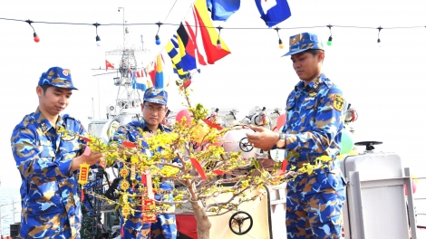 Sắc Xuân trên boong tàu giữa Ấn Độ Dương