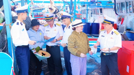 Học viện Hải quân mang Tết ấm áp đến với ngư dân và Nhân dân Đắk Lắk