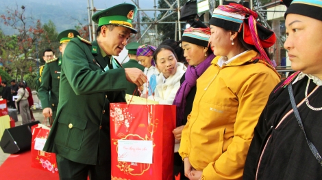 Tuyên Quang: “Xuân biên phòng ấm lòng dân bản” ấm tình quân dân nơi biên cương tổ quốc.
