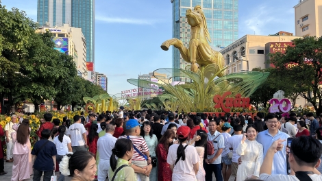 Các điểm vui chơi đón Xuân tại TP.HCM đông nghịt người