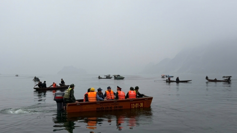 Còn 5 người mất tích, các lực lượng khẩn trương tìm kiếm nạn nhân vụ lật tàu trên Hồ Thác Bà