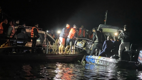 Xuyên đêm tìm kiếm các nạn nhân mất tích sau vụ lật thuyền trên Hồ Thác Bà  (Lào Cai)