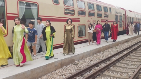 Du xuân đầu năm trên chuyến tàu 5 cửa ô: Hành trình đánh thức ký ức Hà Nội