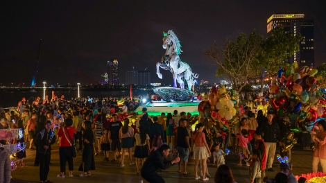 Giao thừa miền Trung: Lung linh ánh đèn, rộn ràng niềm vui