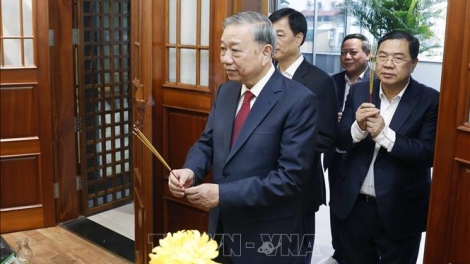 Tổng Bí thư Tô Lâm thắp hương tưởng nhớ các đồng chí nguyên lãnh đạo Đảng, Nhà nước